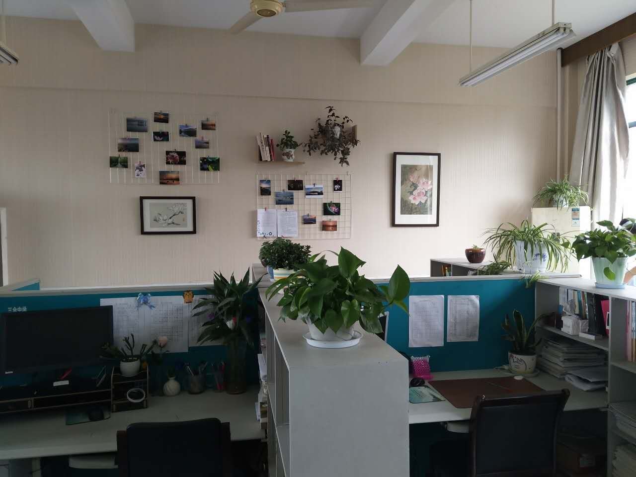 县教育工会“美丽办公室”考核小组莅临三合中学实地评估